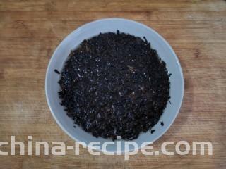 梅干菜肉烧饼,梅干菜用温水泡发，洗净备用。