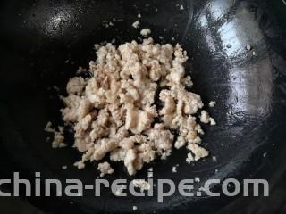 梅干菜肉烧饼,热锅倒入适量油，油热后倒入猪五花肉糜，翻炒至变白，肥肉煸出油后盛出备用，锅底留底油。