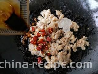 梅干菜肉烧饼,加入炒好的肉糜，加味极鲜酱油、老抽、蚝油、冰糖、适量盐和鸡精、干辣椒段翻炒均匀。