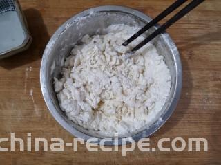 梅干菜肉烧饼,用筷子搅拌成雪花状。