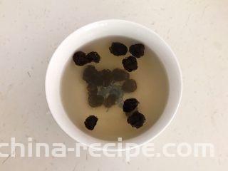 传统腊八粥,把干桂圆放入温水里泡发20分钟