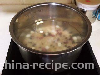 传统腊八粥,把煮锅放在电陶炉上