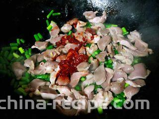 蒜苔辣炒鸡胗,放入糖、郫县豆瓣酱大火翻炒均匀