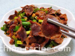 蒜苔辣炒鸡胗,鸡胗营养价值非常丰富脆脆的鸡胗入口带有微辣的口感棒极了