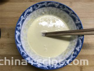 茼蒿鸡蛋饼,把鸡蛋和面粉拌匀后再加适量的水，搅拌至无干粉状。
