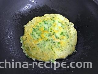 茼蒿鸡蛋饼,一面煎好后翻面再煎另一面，煎至两面呈金黄色后出锅。