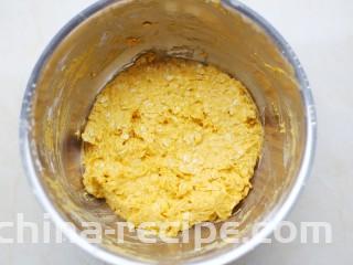 南瓜燕麦饼,拌匀揉成团。