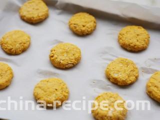 南瓜燕麦饼,用刮刀将南瓜球轻轻按扁。