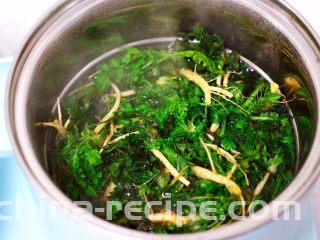 养生营养的荠菜虾皮鸡蛋汤,把荠菜清洗干净后，用东菱早餐机DL-3405的汤锅把荠菜进行焯水，焯过水的荠菜过冷水后沥干水分备用。
