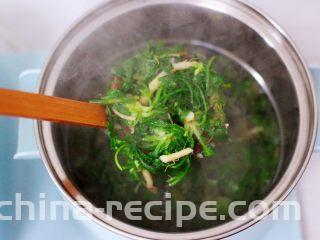养生营养的荠菜虾皮鸡蛋汤,东菱早餐机的汤锅重新倒入纯净水煮沸后，把切段的荠菜放入锅中。