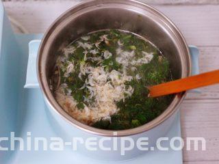 养生营养的荠菜虾皮鸡蛋汤,大火煮沸后继续煮2分钟左右。