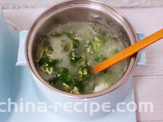 养生营养的荠菜虾皮鸡蛋汤,大火煮沸后。