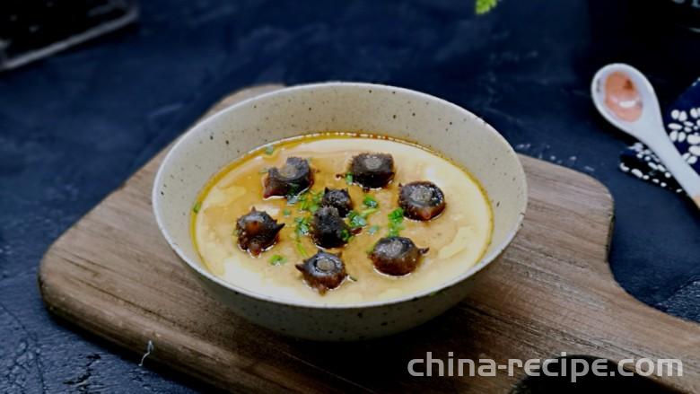 The method of making sea cucumber steamed egg custard