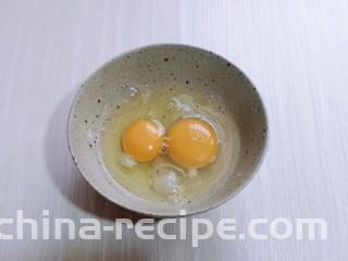 营养早餐 海参蒸蛋羹,将鸡蛋敲入碗中。