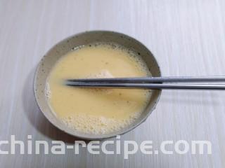 营养早餐 海参蒸蛋羹,加入1.5倍的凉白开水。水的比例1:1.5。