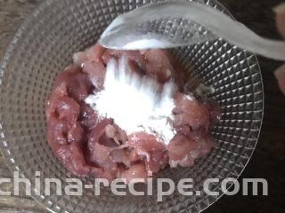 咸菜肉丝面疙瘩,加小半勺淀粉，搅拌均匀腌制15分钟