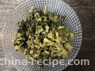 咸菜肉丝面疙瘩,切成末