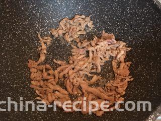 咸菜肉丝面疙瘩,倒入肉丝炒至变色，盛出