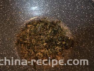 咸菜肉丝面疙瘩,倒入雪菜末煸炒出香味
