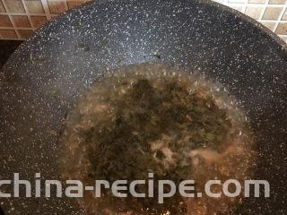 咸菜肉丝面疙瘩,加入适量热水烧开