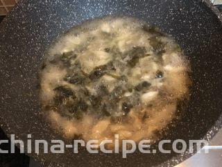 咸菜肉丝面疙瘩,面团全部刮入锅中煮大约3分钟