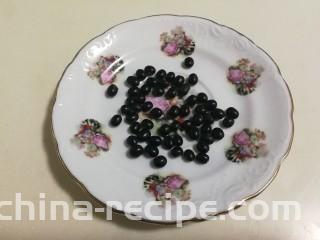 花生杂豆浆,黑豆一样挑去破口豆子