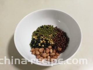 花生杂豆浆,将所有食材放到一起