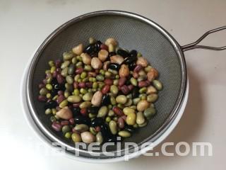 花生杂豆浆,豆子和花生都泡饱满了，冲洗沥掉水（豆子浸泡饱满打豆浆味道好）