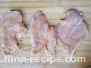 水果鸡肉披萨,鸡胸肉切薄片，一块我切了3片。
注：鸡肉厚了会影响烤制时间太久，甚至不熟。