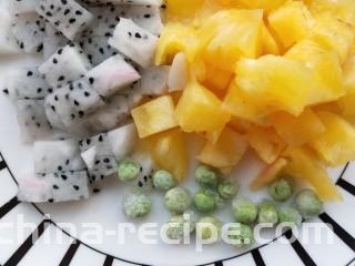水果鸡肉披萨,切备好水果。

我选择了火龙果，菠萝和青豆。