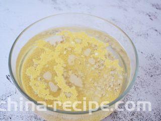 小米红薯粥,小米和薏米用清水浸泡5小时，或者提前一夜浸泡备用