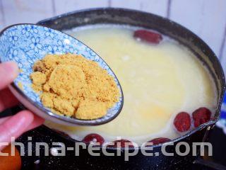 小米红薯粥,炖煮至米烂红薯熟透时，再根据个人口味加入红糖