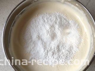 法式海绵蛋糕,分3-4次筛入低粉，用刮刀小心的从底部往上翻拌