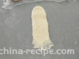 椰蓉奶油面包,把底部压扁