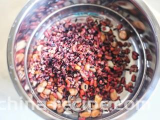 奶香红豆薏米杂粮粥,倒入锅中。