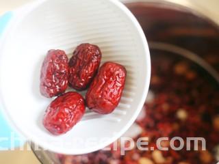 奶香红豆薏米杂粮粥,加入红枣。