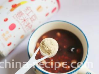 奶香红豆薏米杂粮粥,出锅放温加两勺薏米粉。