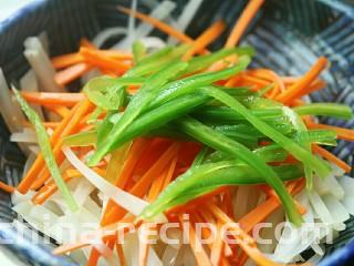 夏日小菜凉拌土豆丝,把土豆丝和胡萝卜丝和青椒丝放入碗内备用。
