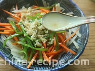 夏日小菜凉拌土豆丝,放入三匙醋。