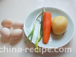 蔬菜小饼,食材准备好，土豆去皮，胡萝卜去皮。