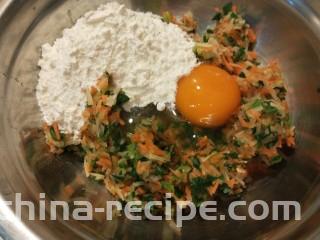 蔬菜小饼,加入适量面粉，鸡蛋。