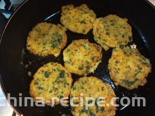 蔬菜小饼,煎制两面金黄即可。