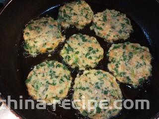 蔬菜小饼,摊成小饼。