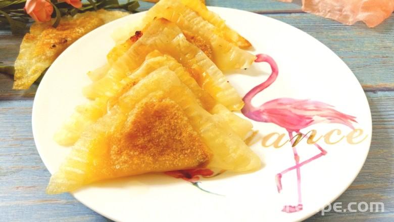 The method of making pineapple sauce triangle buns