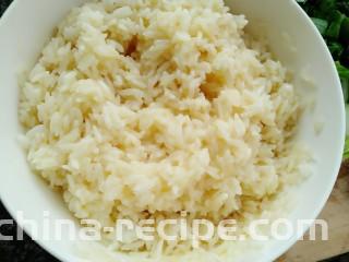 黄瓜青菜蛋炒饭,把蛋液倒进去搅拌均匀