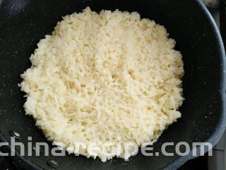 黄瓜青菜蛋炒饭,放入裹了蛋液的米饭