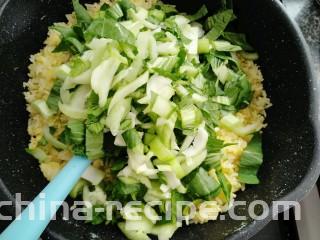 黄瓜青菜蛋炒饭,炒三分钟后放入青菜