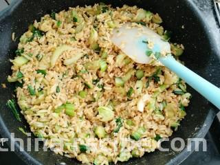 黄瓜青菜蛋炒饭,翻炒均匀即可出锅
