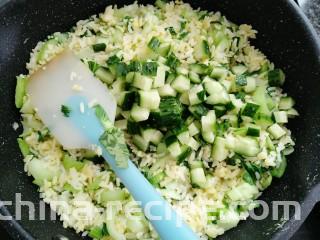 黄瓜青菜蛋炒饭,把黄瓜也放进去煸炒
