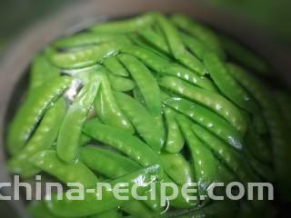 荷兰豆炒香肠,水开放入荷兰豆。